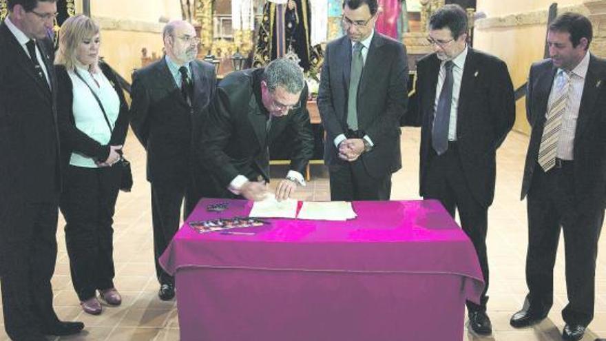 El presidente de la Junta Pro Semana Santa, Paulino Galván, tercero por la izquierda, en la inauguración del museo.