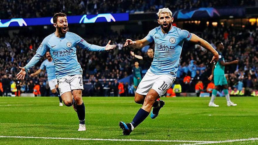 Bernardo Silva y Agüero celebran un gol.