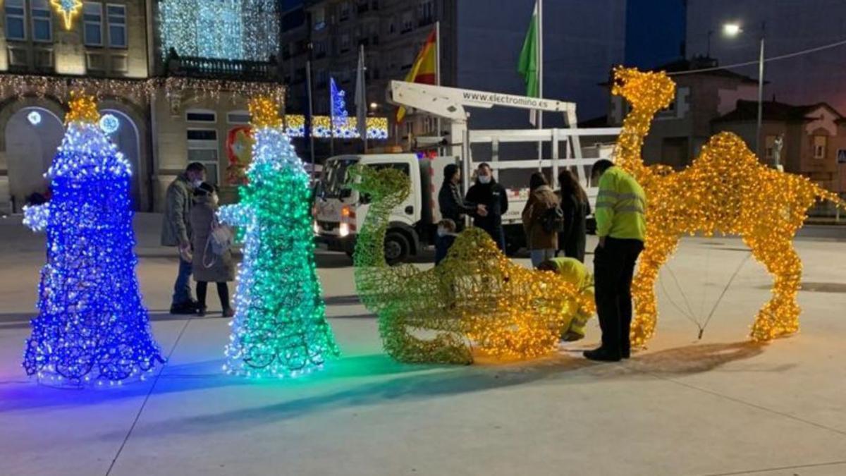 Operarios intentan arreglar el camello en la noche de ayer.