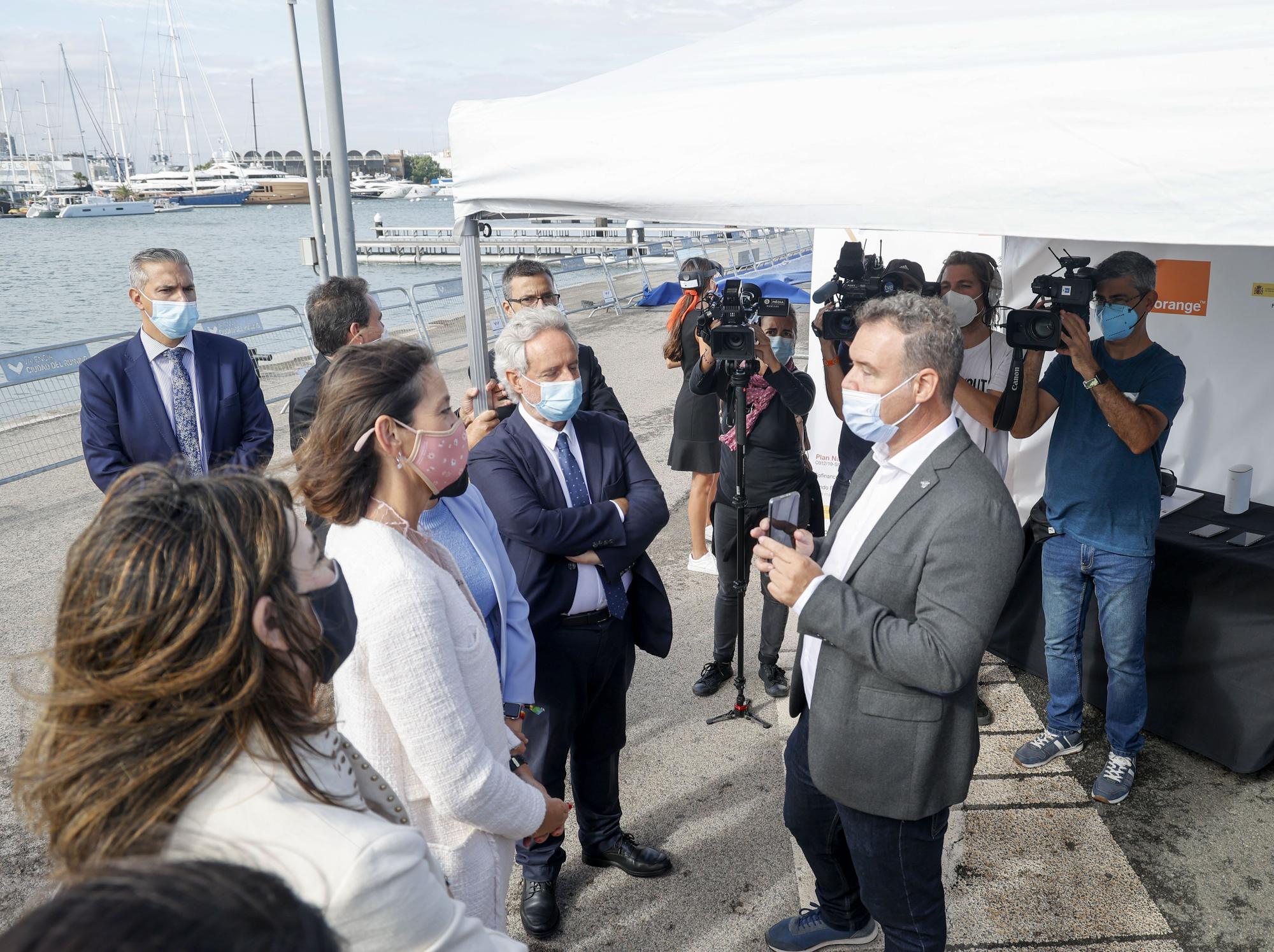 La ministra Reyes Maroto, visita la carpa de Orange y Levante-EMV, para experimentar el proyecto 5G y Turismo