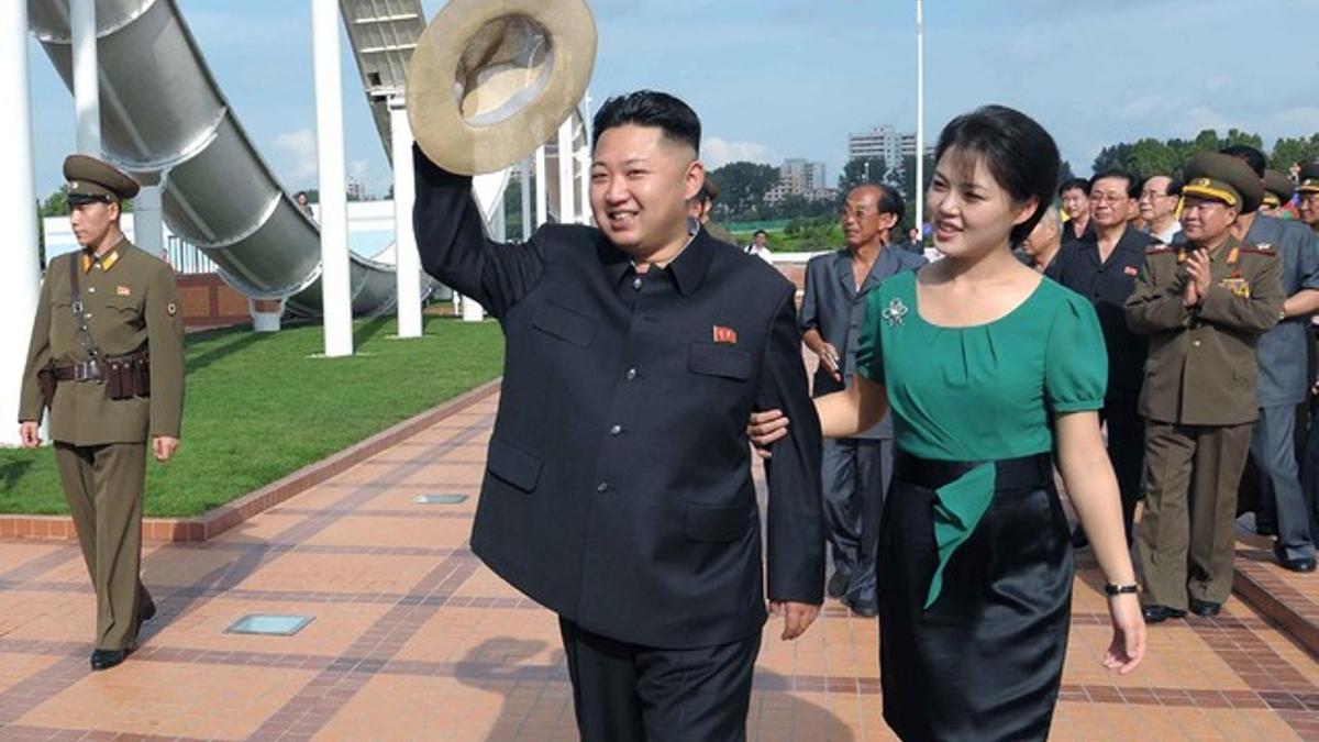 Kim Jong-un y su esposa, Ri Sol-ju, durante una ceremonia en Pionyang, en julio del 2012.
