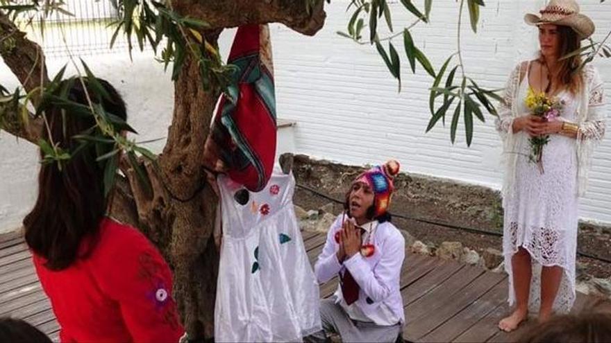 Un home es casa amb un arbre a la Selva de Mar per acabar amb la desforestació