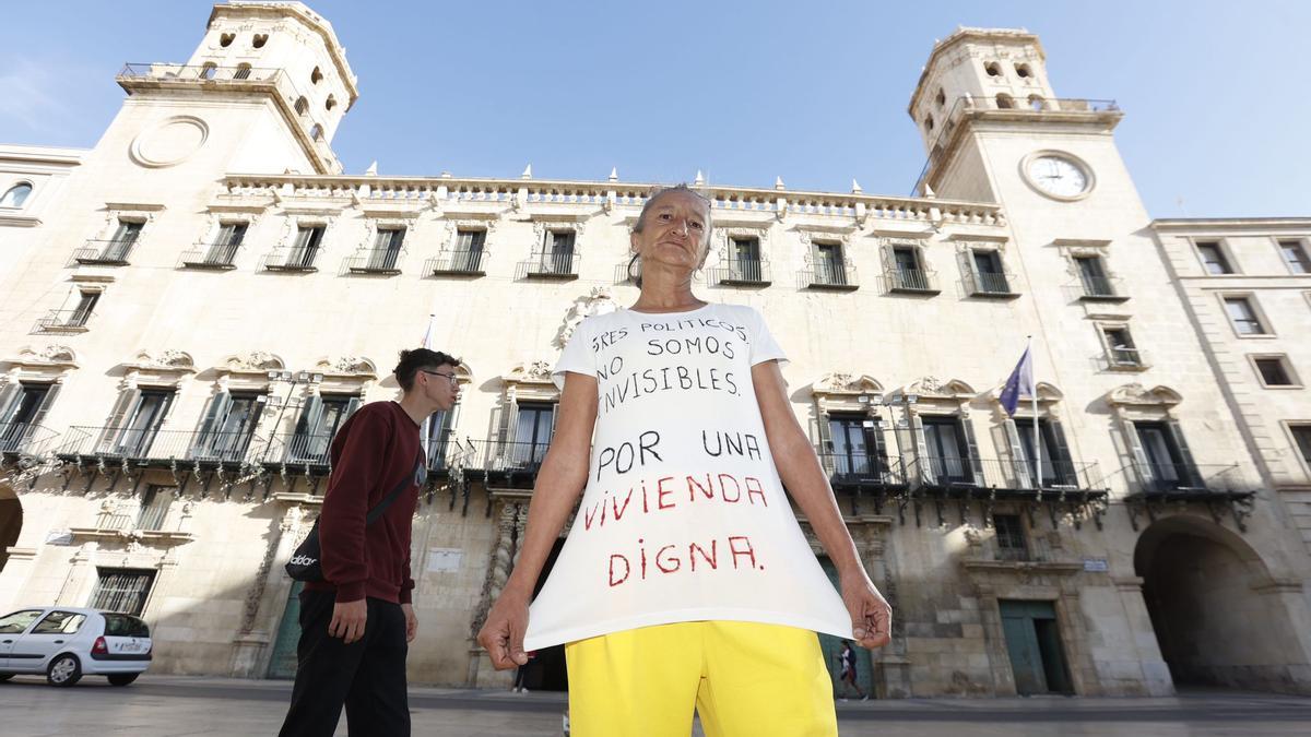 Amor, que vive entre ratas y serpientes, reclama frente al Ayuntamiento de Alicante una vivienda digna