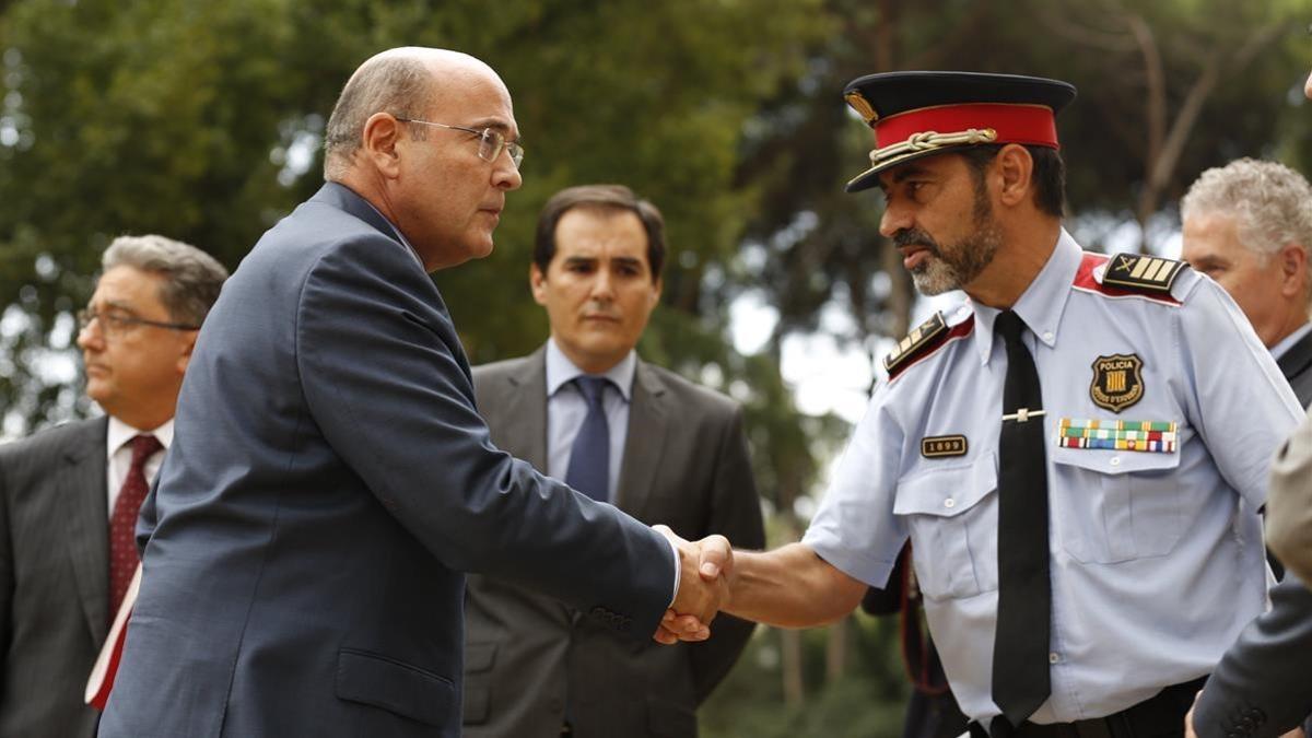 El coronel de la Guardia Civil, Diego Pérez de los Cobos, saluda al mayor de los Mossos, Josep Lluís Trapero.