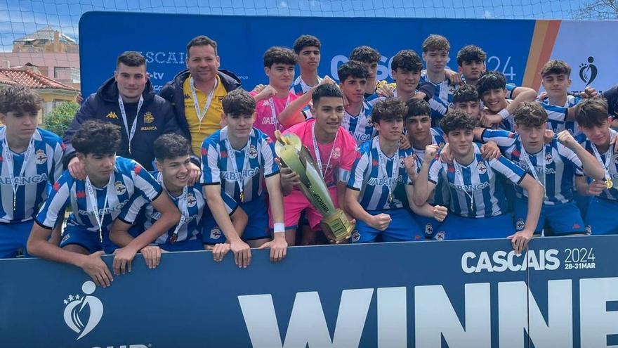 El Cadete celebra el título de campeón de la Ibercup disputada en Cascais. |  // RCD