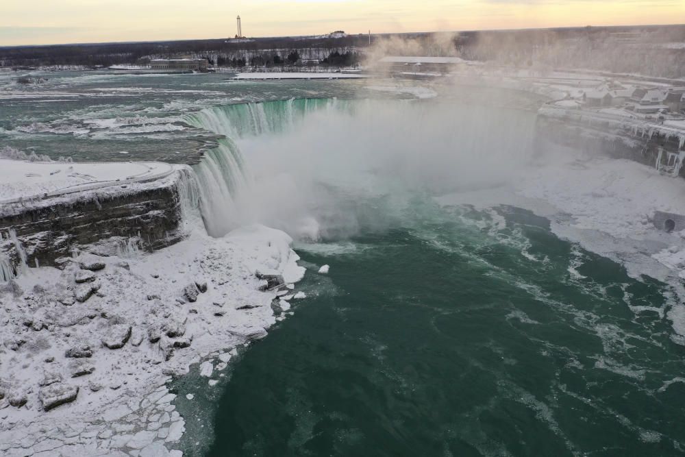 L'hivern glaça les cascades del Niàgara