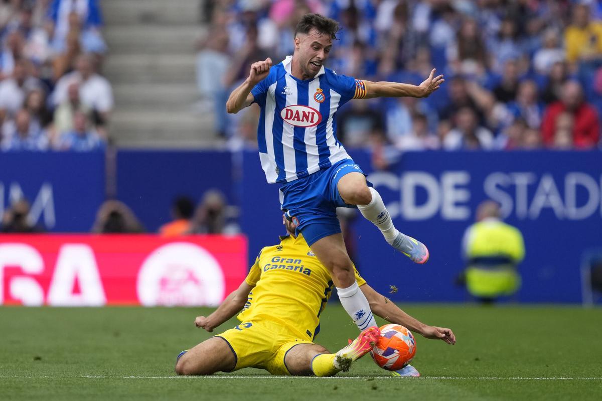 El delantero del Espanyol Javi Puado trata de escapar de Enzo Loiodice