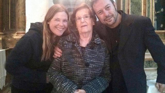 La videoartista gallega Xudit Casas (izq.), con Cecilia Giménez, autora de la polémica restauración del "Ecce homo" de Borja, y el poeta aragonés Ángel Petisme, autor del disco.