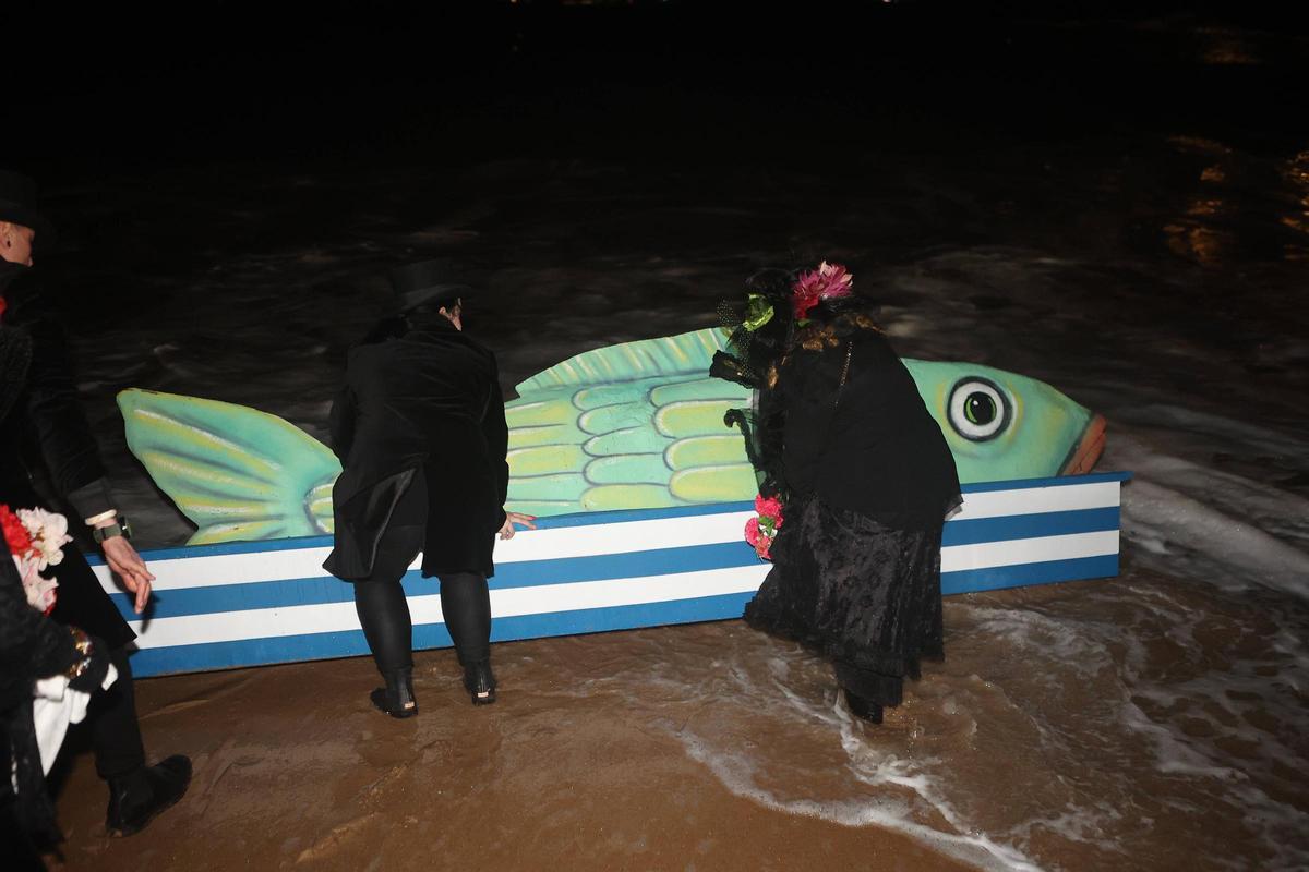 A Coruña llora el fin del Entroido en el entierro de la sardina