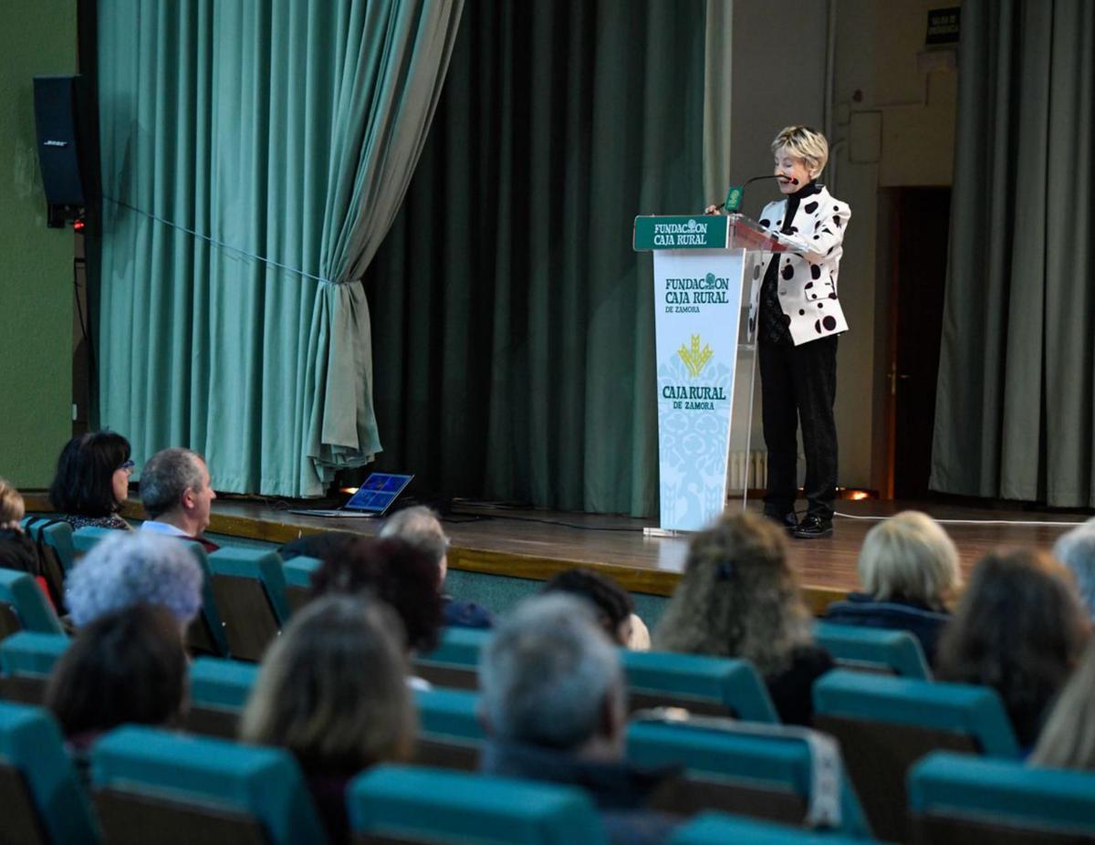 La invitada al foro del periódico diserta sobre el cerebro y la mente. | Alba Prieto