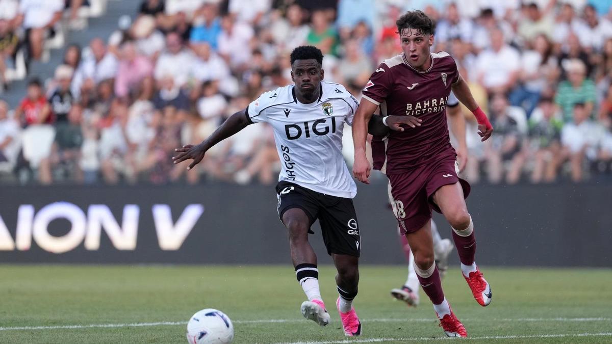 Enol pugna con Appin en un lance del Burgos-Córdoba CF.