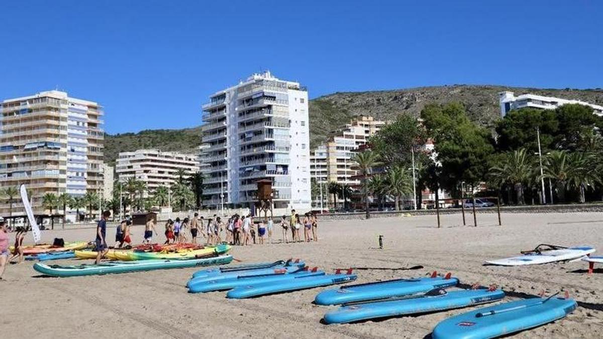 Escolares que participan en la "Matinal Náutica", que se celebran en la playa del Racó.