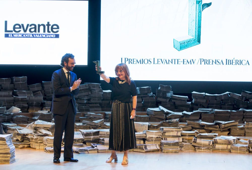 Eva Vizcarra, de Endora Producciones recibió el premio a la Producción Audiovisual. Le hace entrega del galardón Aitor Moll, Consejero delegado de Prensa Ibérica