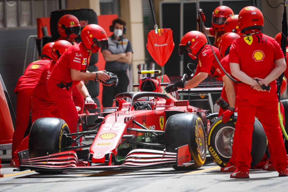 El equipo Ferrari prueba el cambio de ruedas, en el test de Baréin, en el monoplaza de Carlos Sainz.