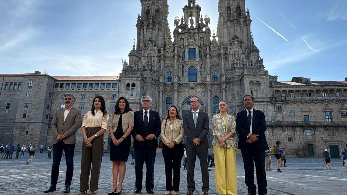 De izquierda a derecha en la foto: Alejandro Calvo, consejero de Movilidad, Medio Ambiente y Emergencias del Principado de Asturias; María Martínez Allegue, conselleira de Vivienda e Planificación de Infraestructuras da Xunta de Galicia; Natalia Flórez, secretaria General de la Consejería de Movilidad y Transformación Digital de la Junta de Castilla y León; Juan Manuel Vieites, presidente de la Confederación de Empresarios de Galicia (CEG); María Calvo, presidenta de la Federación Asturiana de Empresarios; Juan Mª Vallejo, presidente de la Federación Leonesa de Empresarios (FELE); María Deza Martínez, directora de la Axencia Galega de Infraestruturas y Diego Maraña, presidente de EN-COLECTIVO esta mañana en la plaza del Obradoiro en Santiago de Compostela.