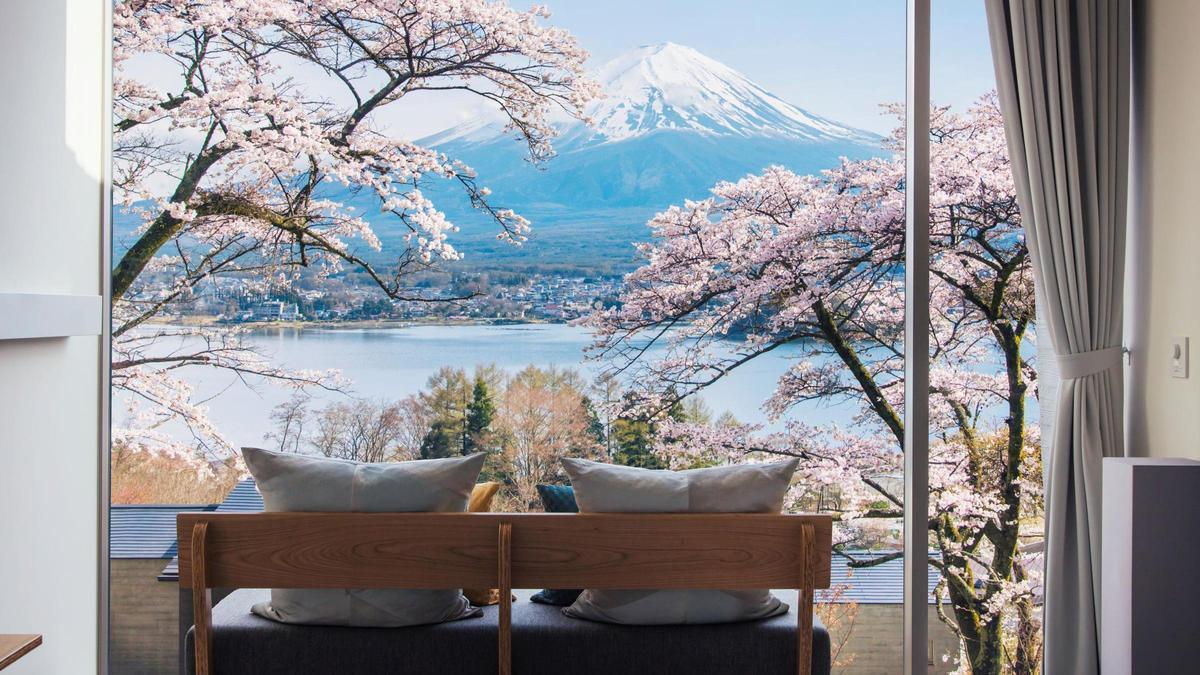 Los balcones de las habitaciones dan a los cinco lagos y al monte Fuji