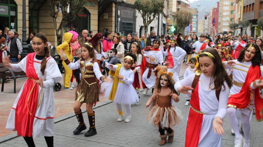 &quot;Salve Antroxu&quot;: las legiones carnavaleras convierten Sama en la antigua Roma