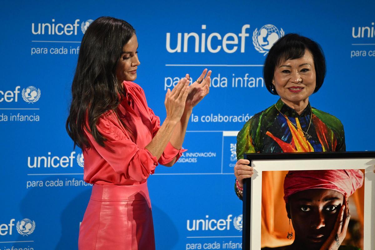 Letizia, el 2 de octubre de 2025, entrega uno de los premios UNICEF España a Kim Phuc Phan Thi, Kim Phuc Phan Thi, conocida mundialmente como la “niña del napalm" por protagonizar la famosa fotografía tomada durante la guerra de Vietnam.