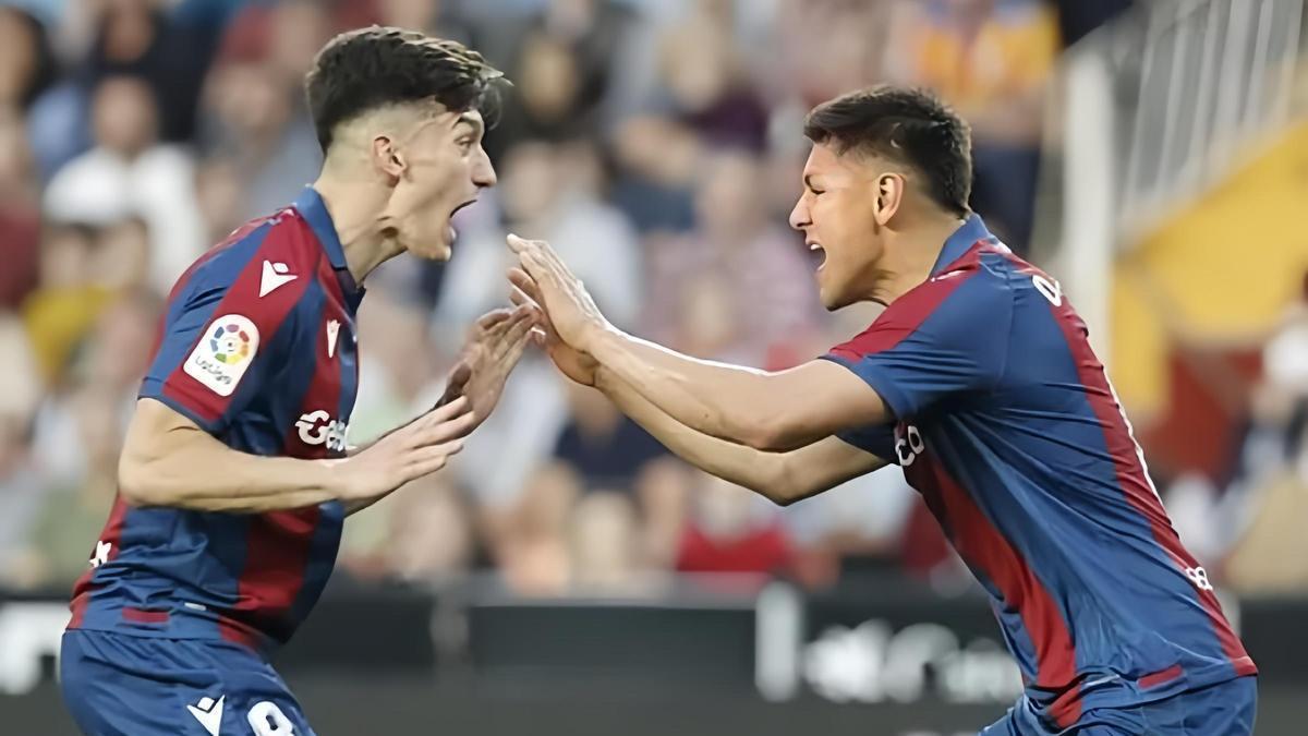 El Levante empató el derbi de abril de 2022 con gol de Óscar Duarte. Pepelu, a su lado, en la celebración