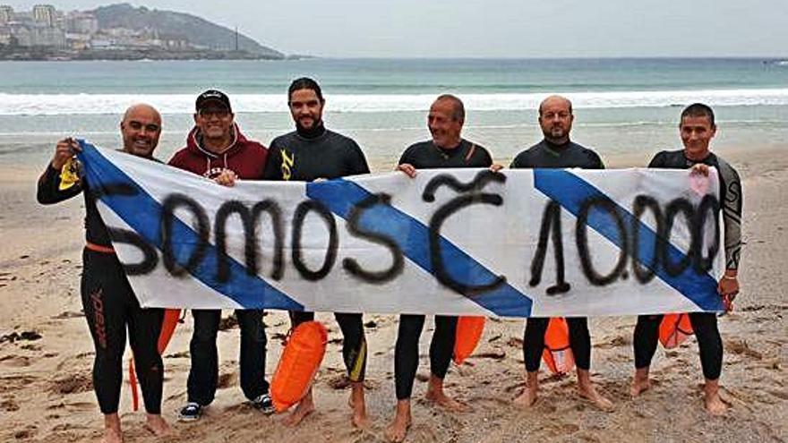 Los seis nadadores que el domingo realizaron el recorrido entre el puerto y la playa.