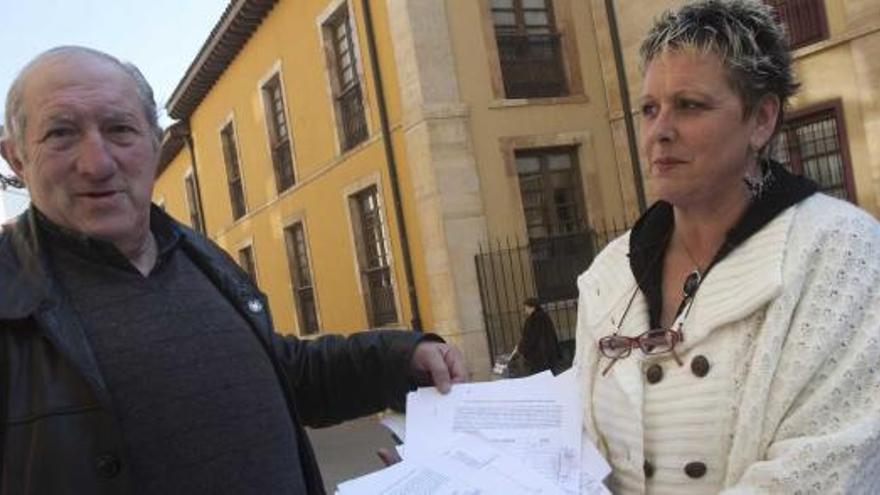 Vecinos de La Monxina y Guillén Lafuerza reúnen  700 firmas y exigen mejorar los barrios