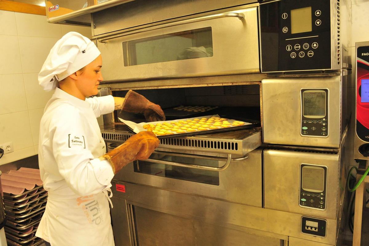 Una alumna del grado de Cocina en el cierre de las jornadas gastronómicas en Santa Pola este viernes
