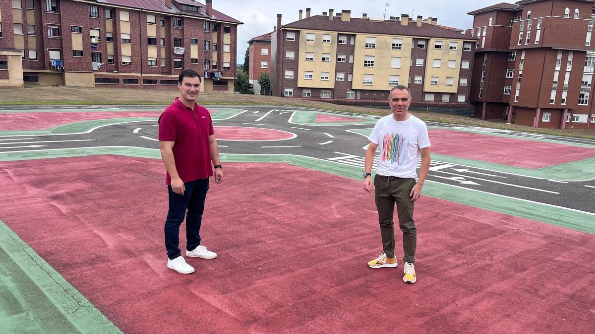 El alcalde Iván Fernández, a la izquierda, con el concejal Jorge Suárez, en la pista de Los Campos.