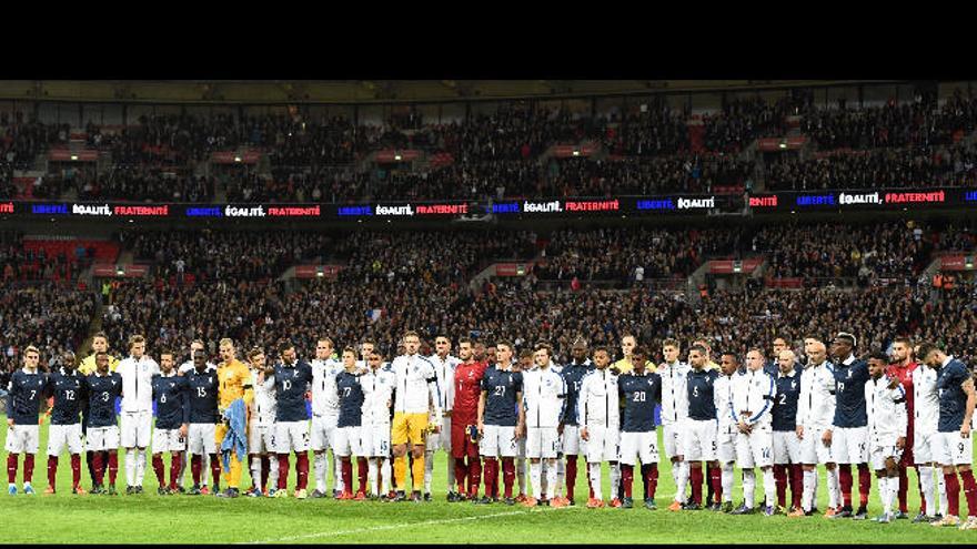 Los jugadores de las selecciones de Francia e Inglaterra posan juntos, sobre el césped de Wembley, antes de la contienda amistosa en la capital británica.