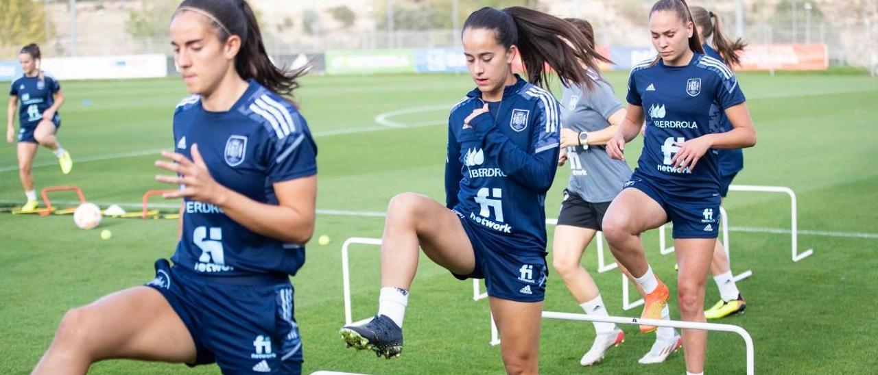 Rocío Gálvez, la primera por la izquierda, en el entrenamiento de ayer de la selección nacional.