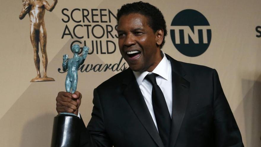 Denzel Washington con su premio al mejor actor.