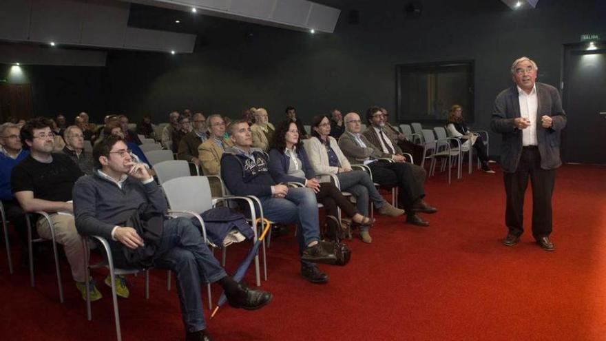 Antonio Hernando Grande, ayer, durante su conferencia en el Club Prensa Asturiana.