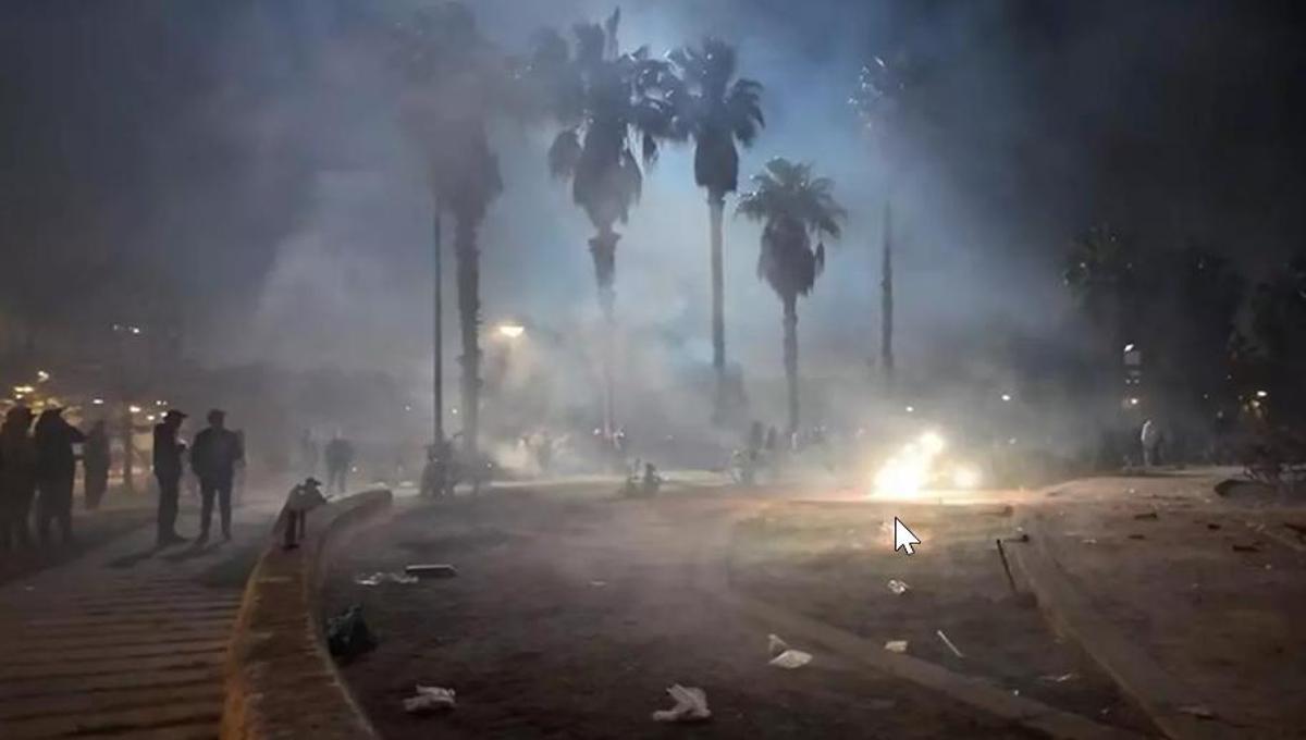 Imagen tomada durante la guerra de petardos junto al Palau de les Arts durante la Nit del Foc 2026.