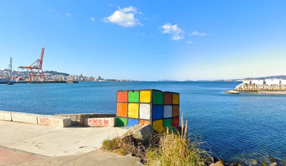 El cubo de Rubik con Vigo y las Cíes al fondo.