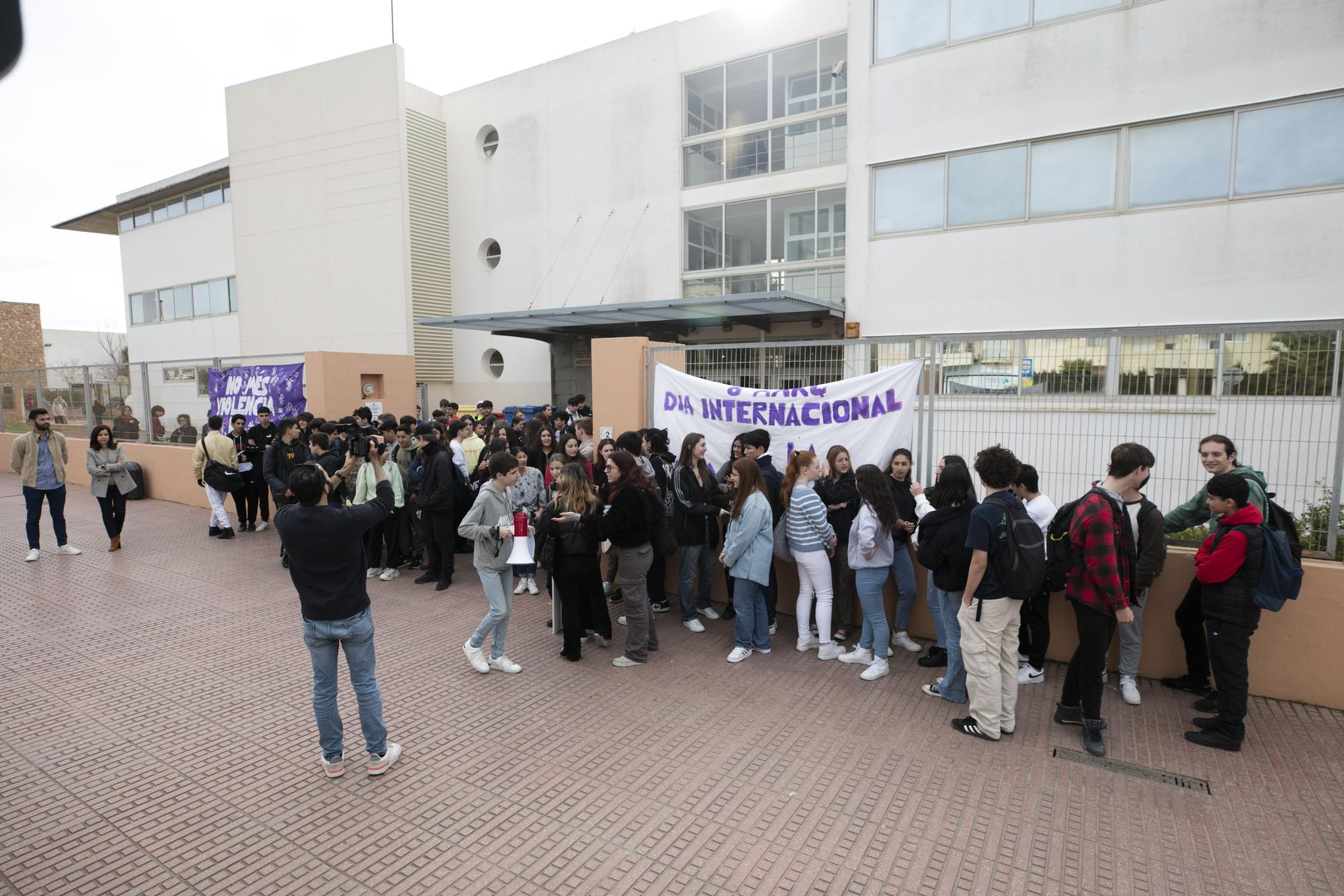 Alumnos y familias del instituto Xarc de Ibiza claman contra Educación por el mal estado del centro