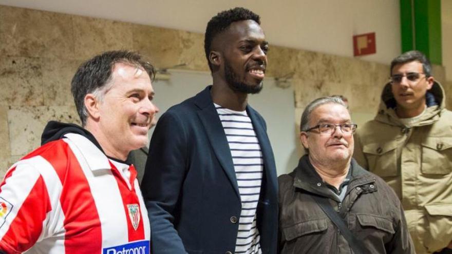 Iñaki Williams fotografiant-se amb uns aficionats