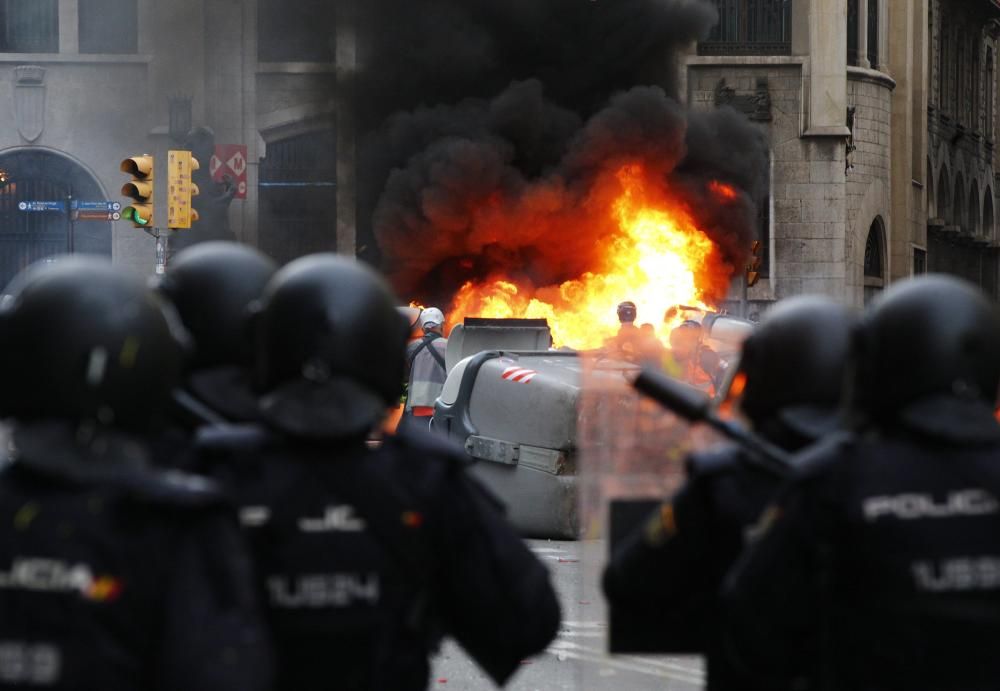 Forts aldarulls i enfrontaments entre manifestants i Policia Nacional a Via Laietana