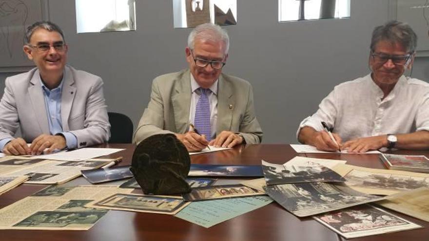 Ferrándiz Lozano, Asencio y Chaves, durante la firma de la donación.