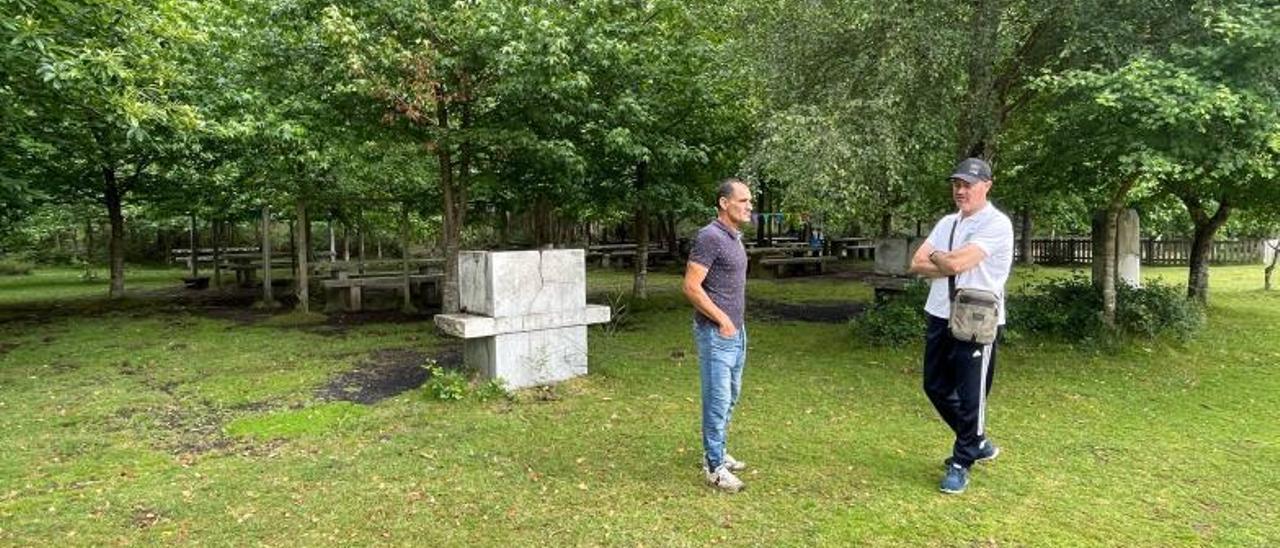 Ricardo Verde y Félix Juncal durante la visita al área recreativa de Chans, en Cela. |   // FDV