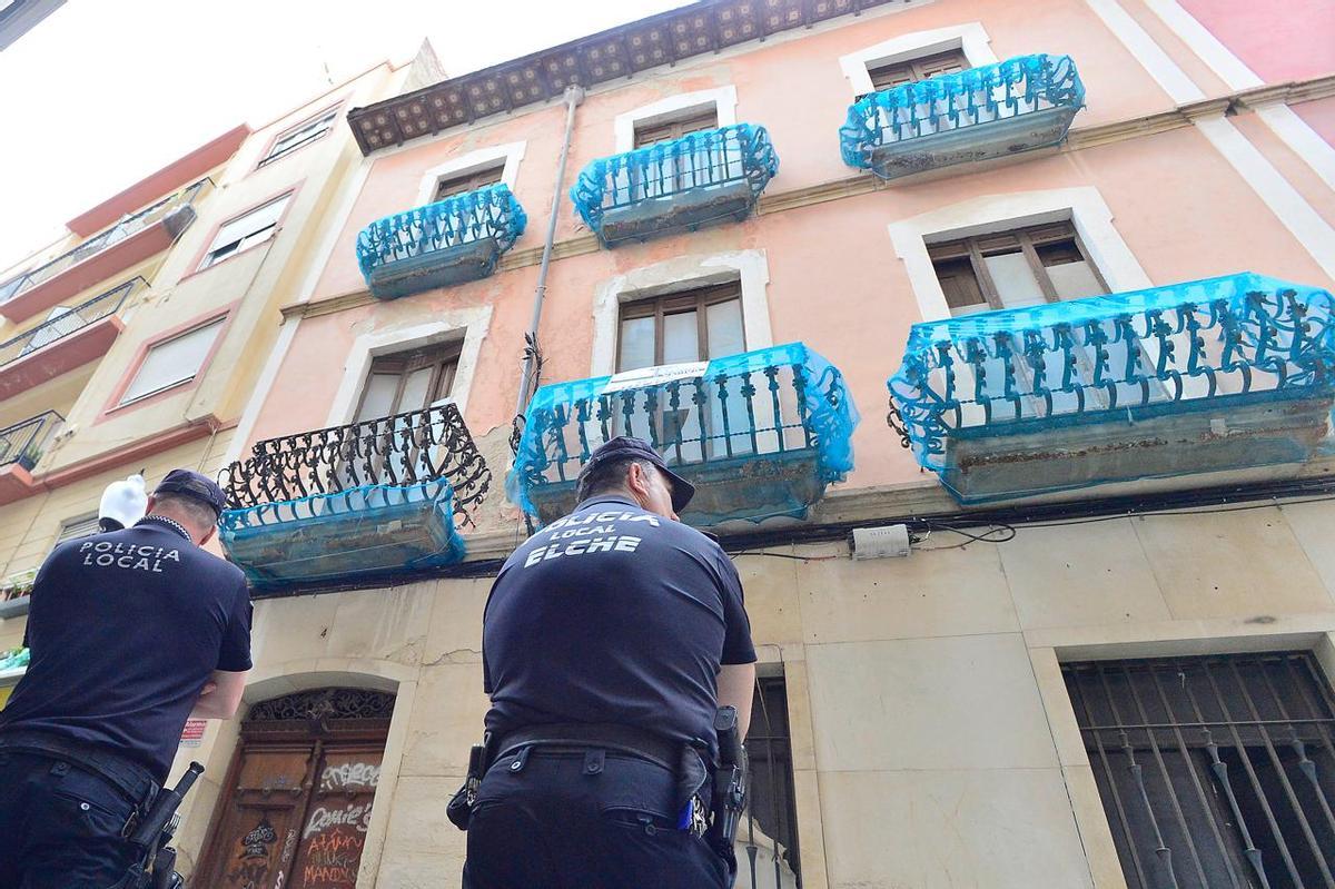 Policías Locales frente al edificio de la Banca Peral y los balcones que está previsto salvar del derribo
