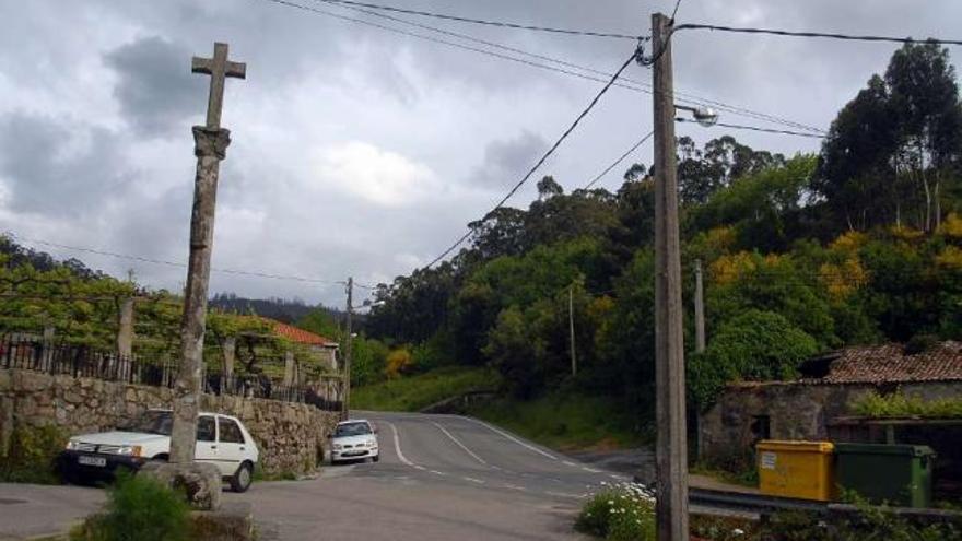 Lugar de Cobas en Meaño, presidido por el tradicional cruceiro de piedra.  // Iñaki Abella