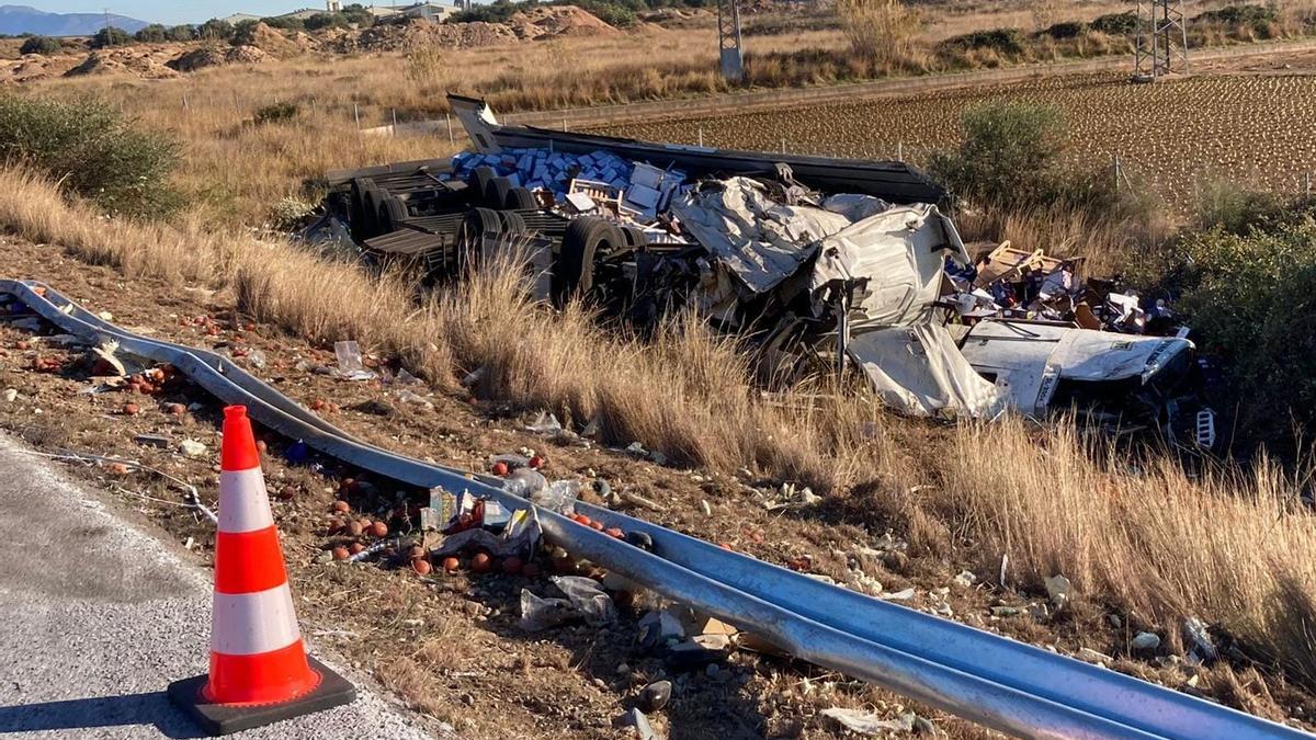 Imagen del camión accidentado, volcado