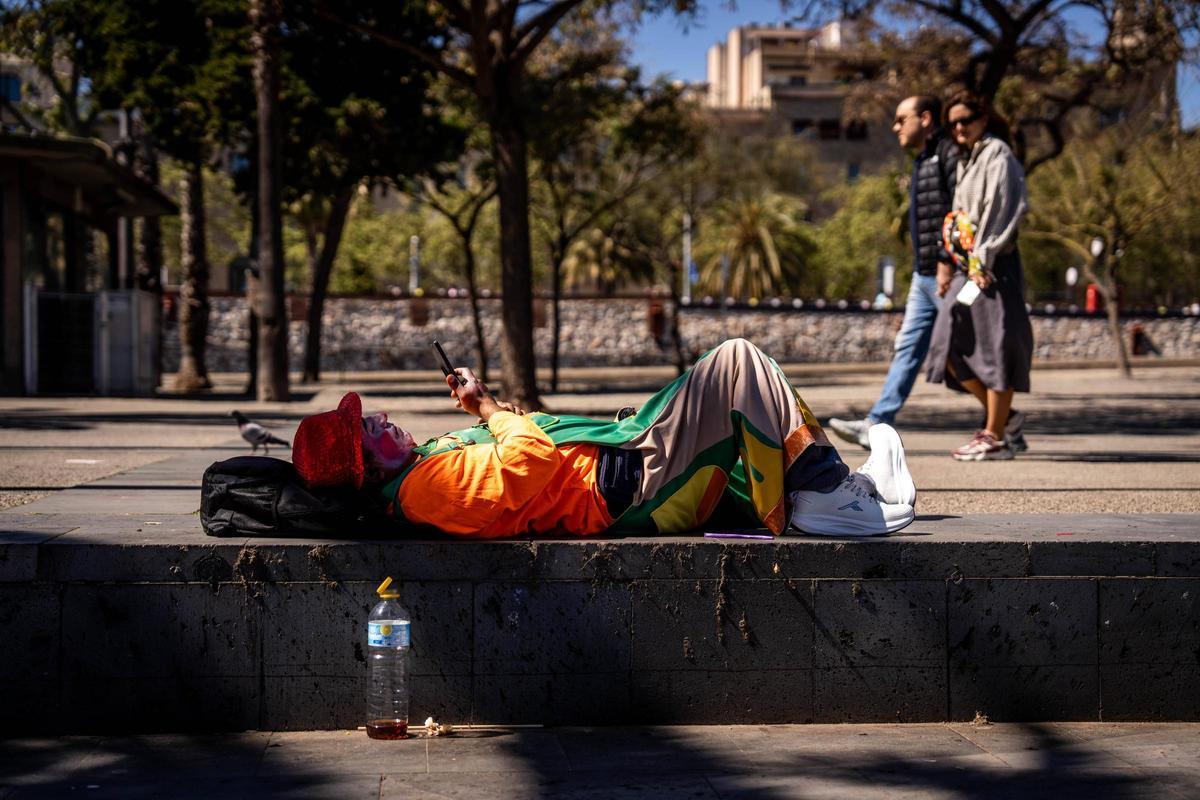 Ambiente de verano en las playas de Barcelona por Semana Santa