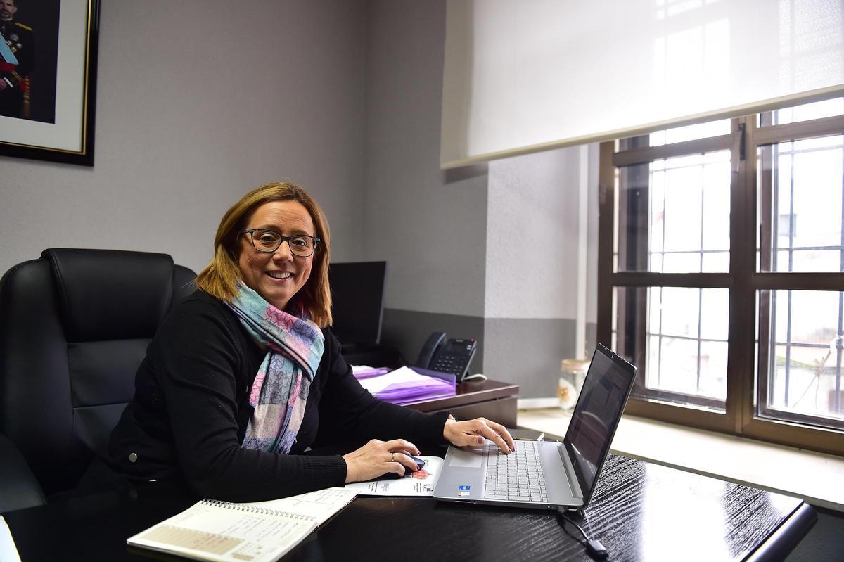 La alcaldesa de Villar de Plasencia, en su despacho del ayuntamiento.
