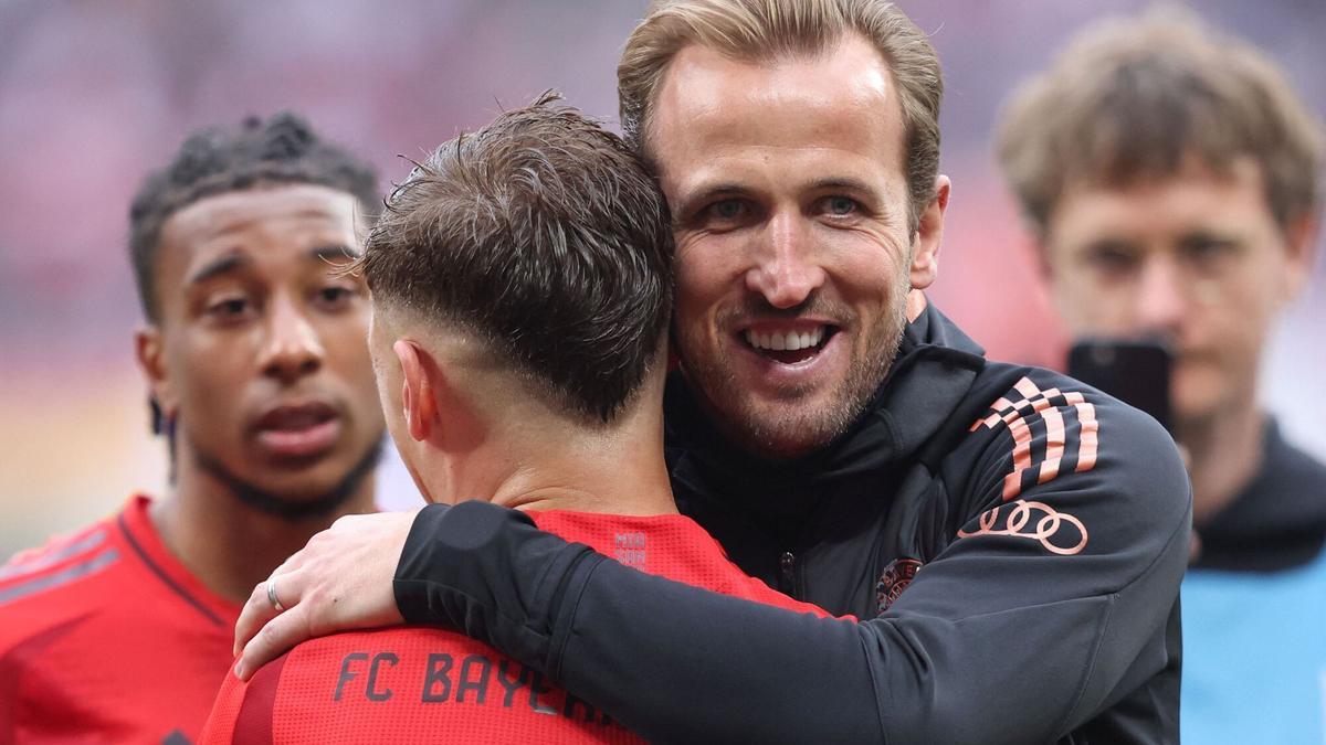 Harry Kane se abraza a Joshua Kimmich, el sábado, tras el empate del Bayern en Leipzig que les acercaba al título que han conquistado este domingo.