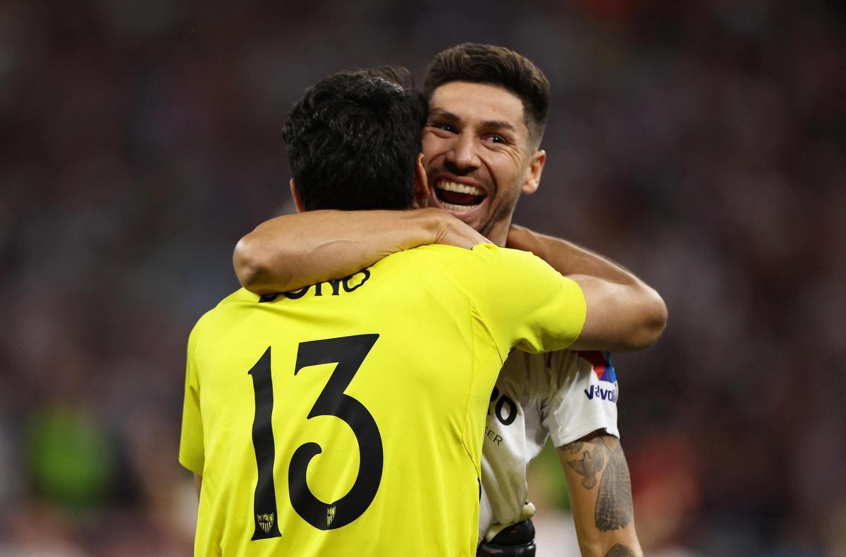 Gonzalo Montiel se abraza a Bono tras marcar el penalti decisivo de la final de la Europa League entre el Sevilla y la Roma.