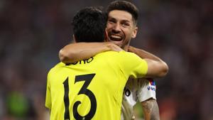 Gonzalo Montiel se abraza a Bono tras marcar el penalti decisivo de la final de la Europa League entre el Sevilla y la Roma.