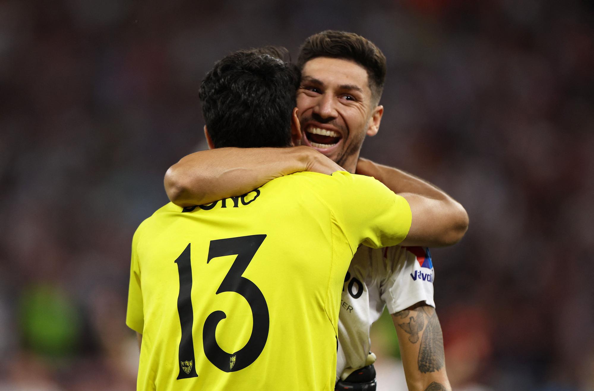 Gonzalo Montiel se abraza a Bono tras marcar el penalti decisivo de la final de la Europa League entre el Sevilla y la Roma.