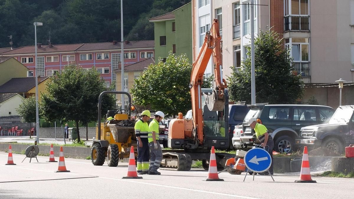 Obras de instalación del semáforo de Campomanes en 2016