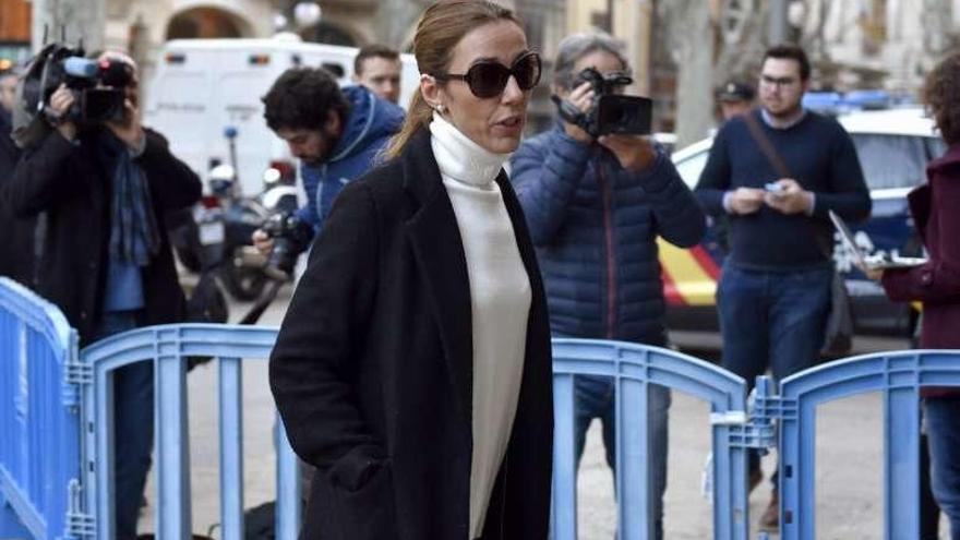 La juez Rocío Martín a su llegada, ayer, a la Audiencia de Palma. // Efe