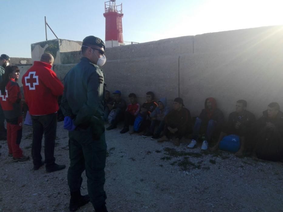 Rescate de 21 inmigrantes en dos pateras al sur de Torrevieja por parte del servicio marítimo de la Guardia Civil